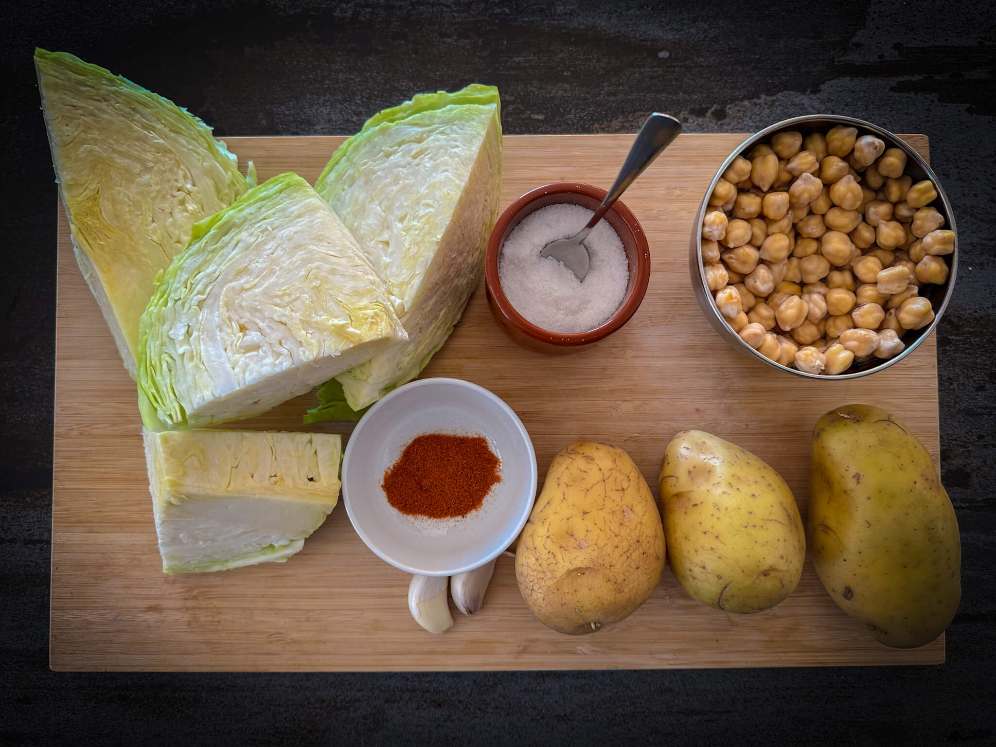 Cabbage with potatoes, chickpeas and paprika