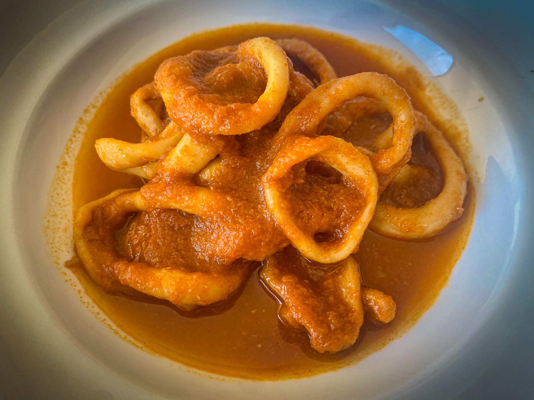 calamares en salsa americana emplatados cerca