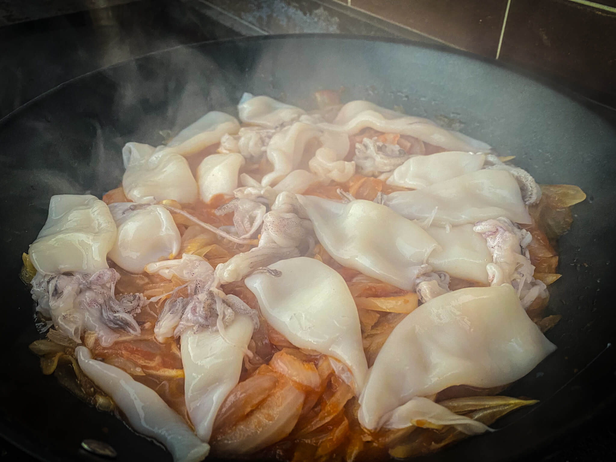 calamares encebollados sarten calamares