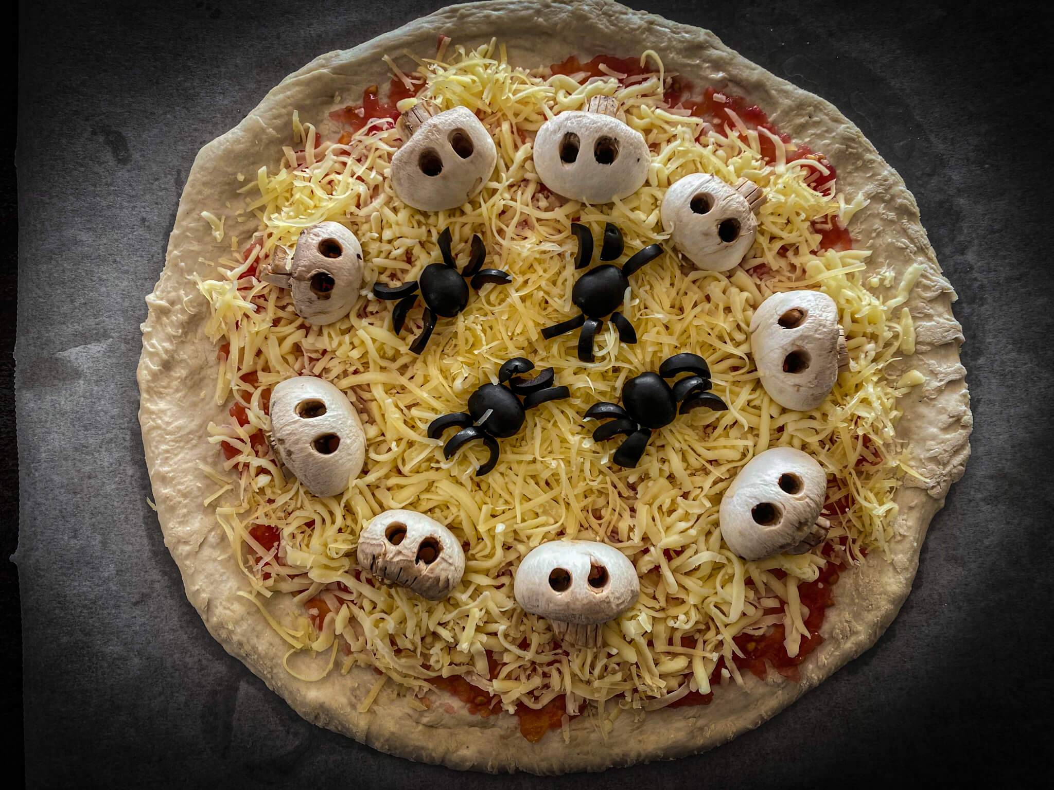 Pizza Halloween assembling pizza 5