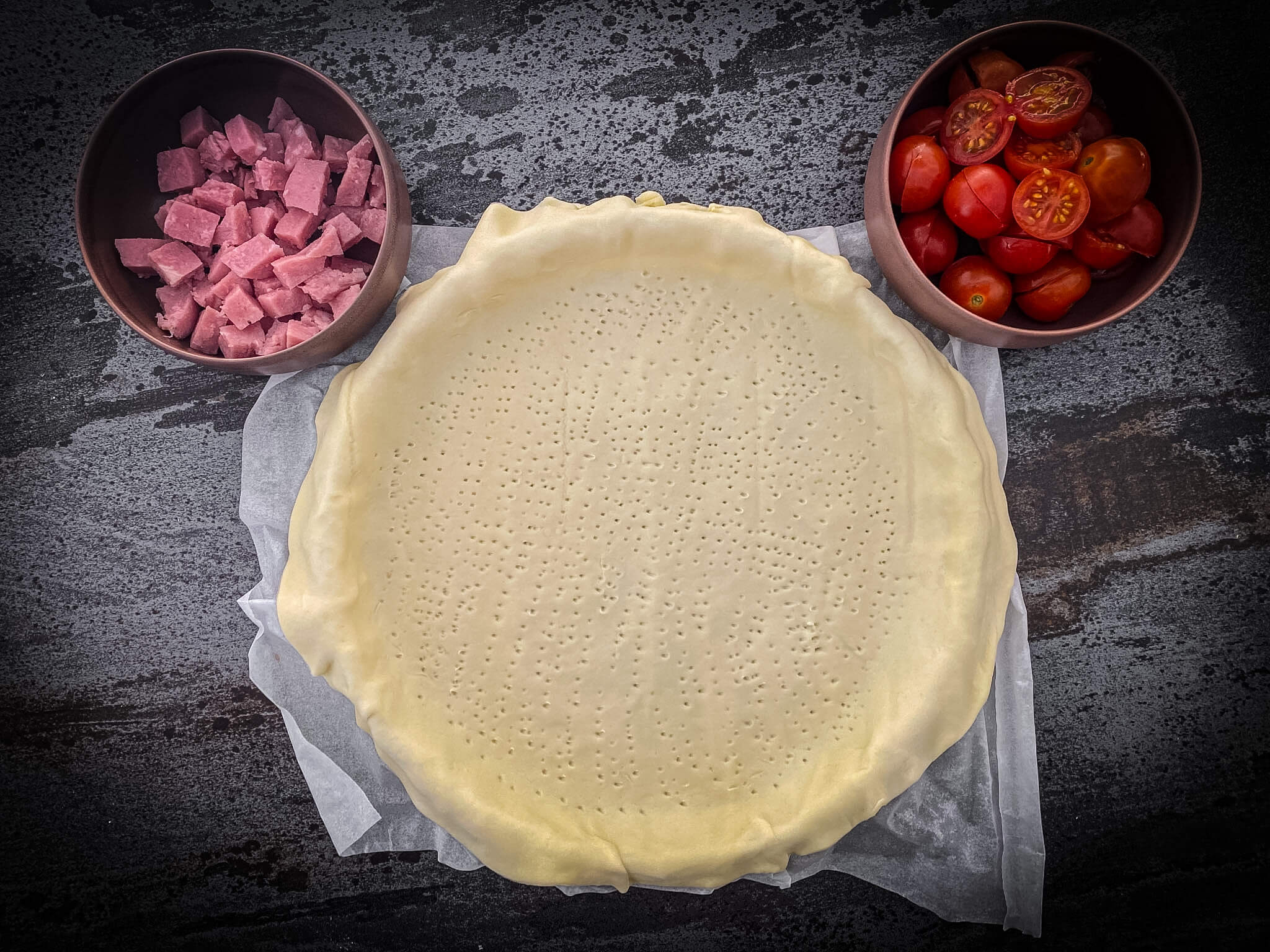 Easy Tomato & Ham Quiche ingredients presentation 3