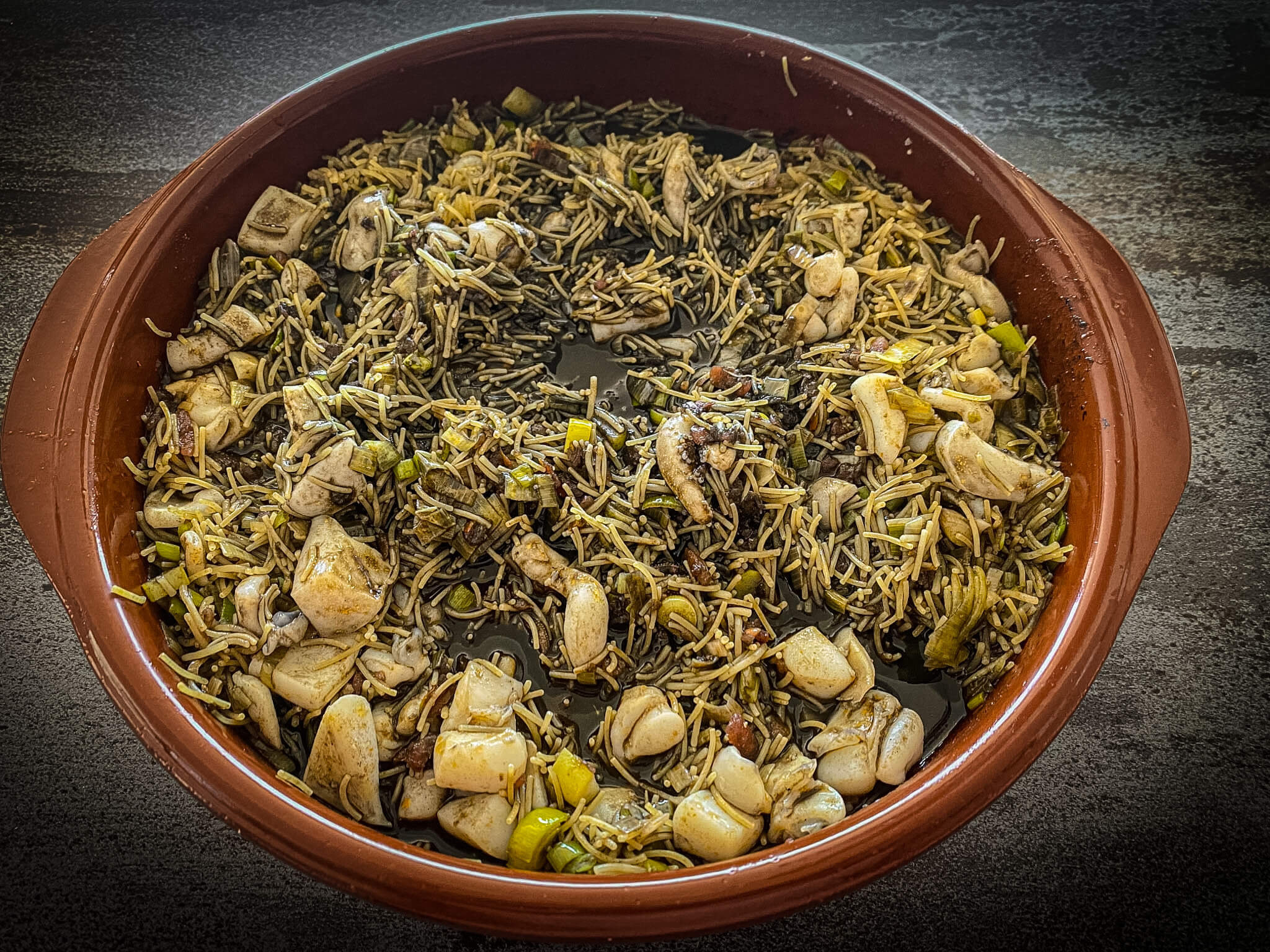Seafood Black Fideuá with Prawns clay recipe