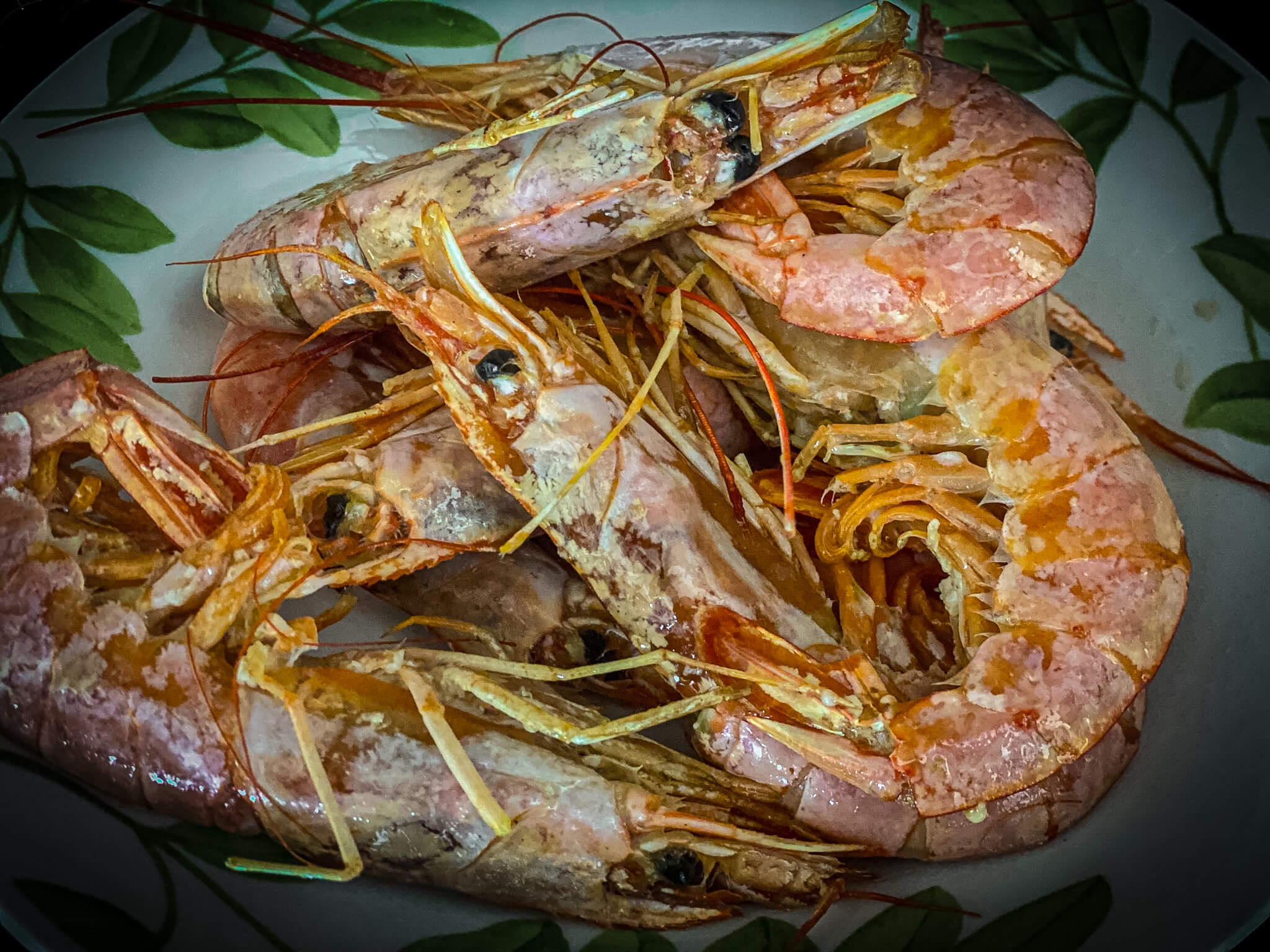 Seafood Black Fideuá with Prawns frying prawns 3