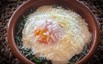 15-Minute Creamy Eggs Florentine: A Savory Spanish Twist with Manchego