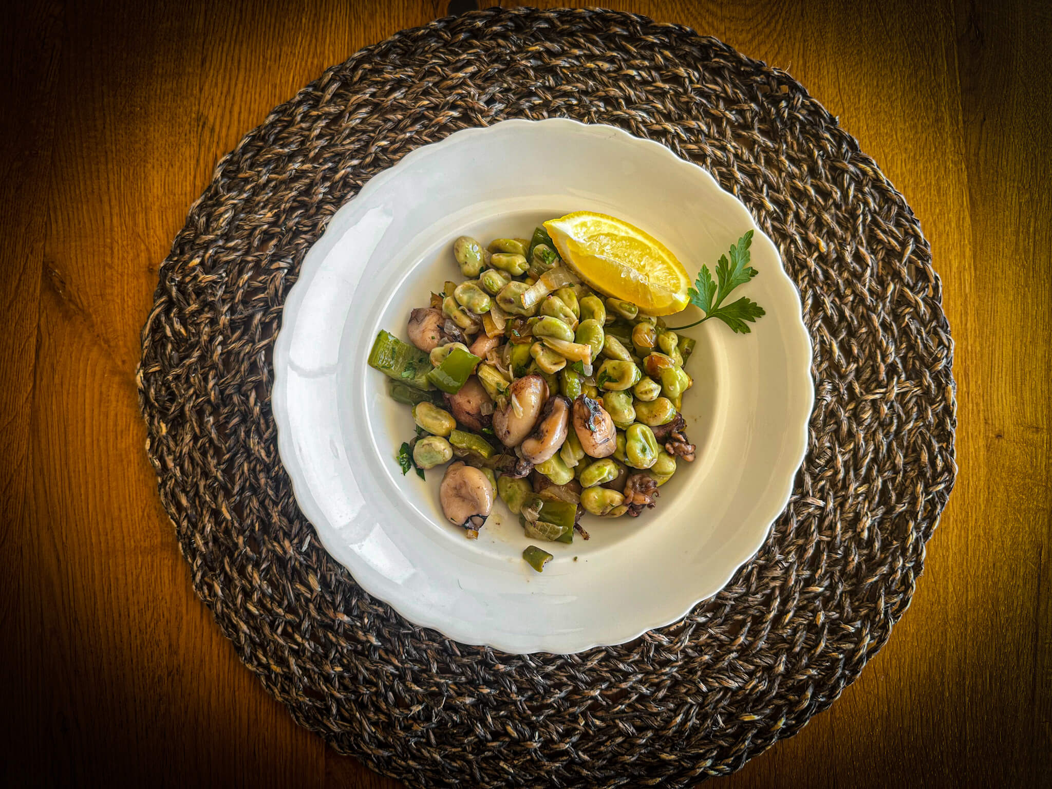 Habitas Baby con Chipirones plate presentation