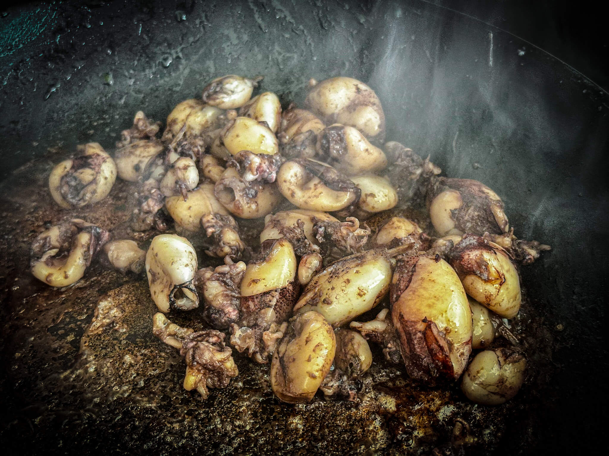 Habitas Baby con Chipirones searing baby squid