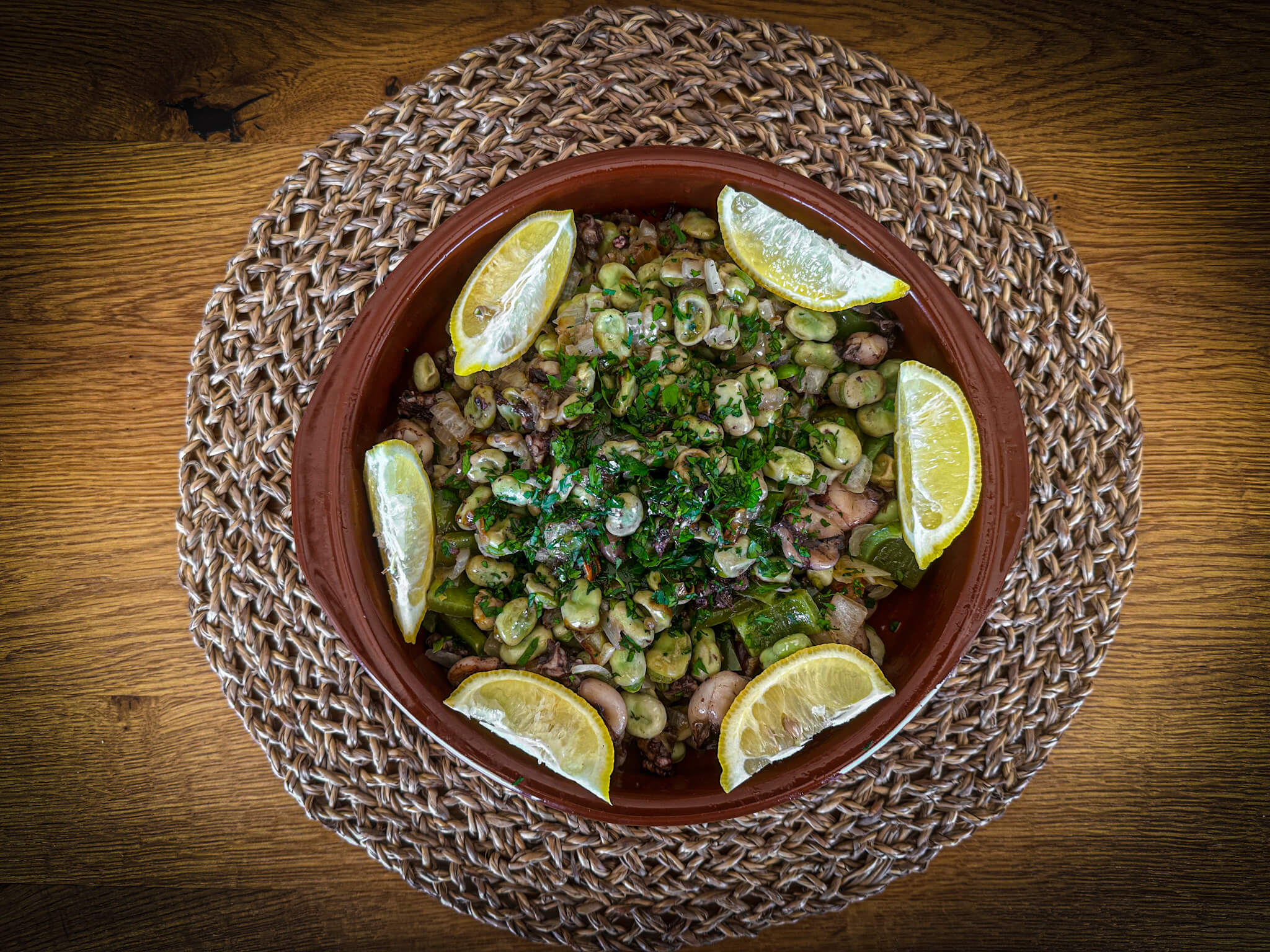 Habitas Baby con Chipirones tapa presentation