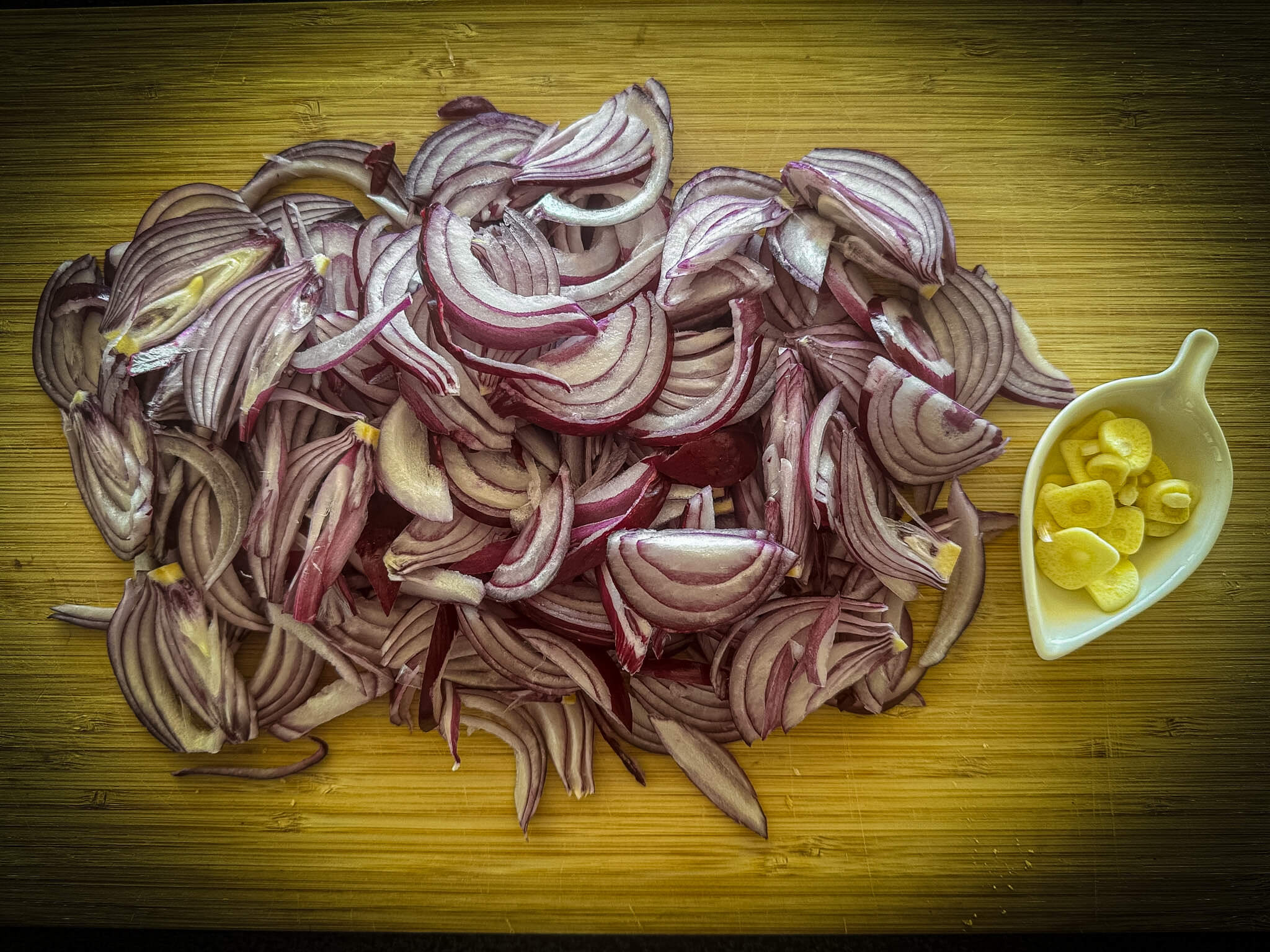 Bacalao a la vizcaina prepare onion and garlic